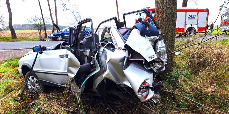 Zmiażdżone Audi po zderzeniu trzech pojazdów na DW 434