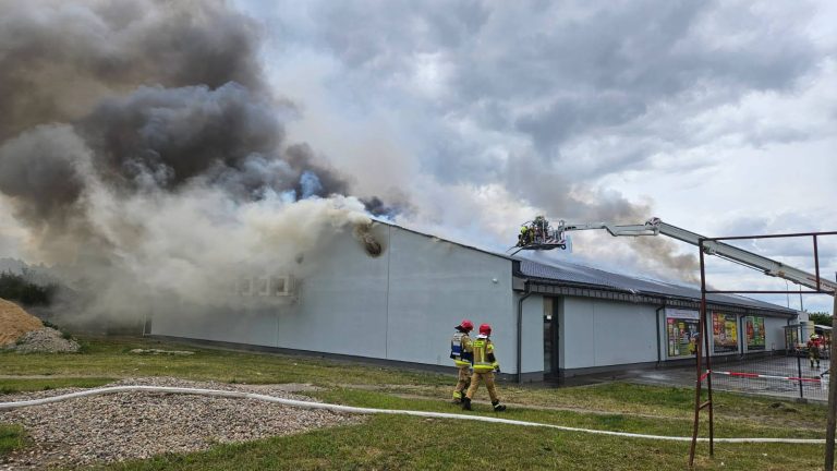 Biedronka w ogniu – spłonął dach sklepu w Buku