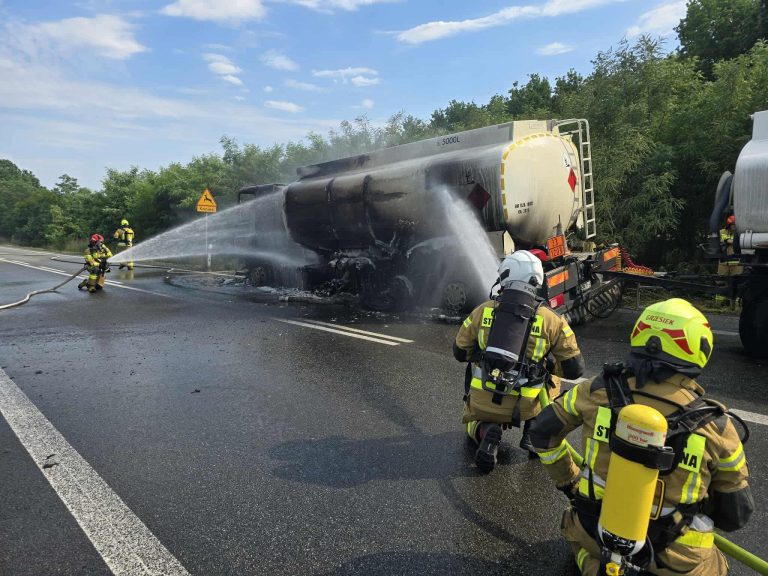 Pożar cysterny z paliwem na DK50