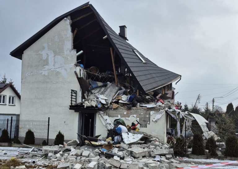 Brzezinki: wybuch gazu domku jednorodzinnym –  w środku była cała rodzina