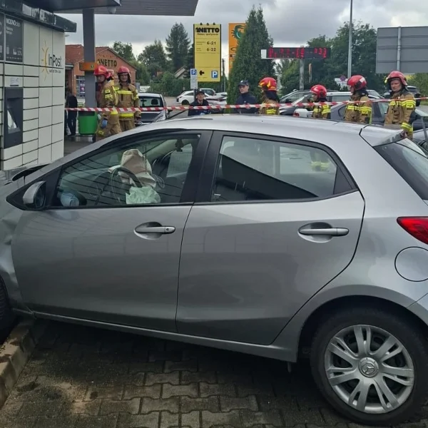 Wypadek w Oświęcimiu. Auto wjechało w stację paliw, uderzyło w butle z gazem i paczkomat. Jedna z butli została rozszczelniona.