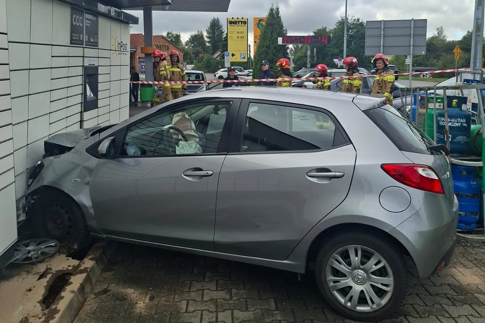 Wypadek w Oświęcimiu. Auto wjechało w stację paliw, uderzyło w butle z gazem i paczkomat. Jedna z butli została rozszczelniona.
