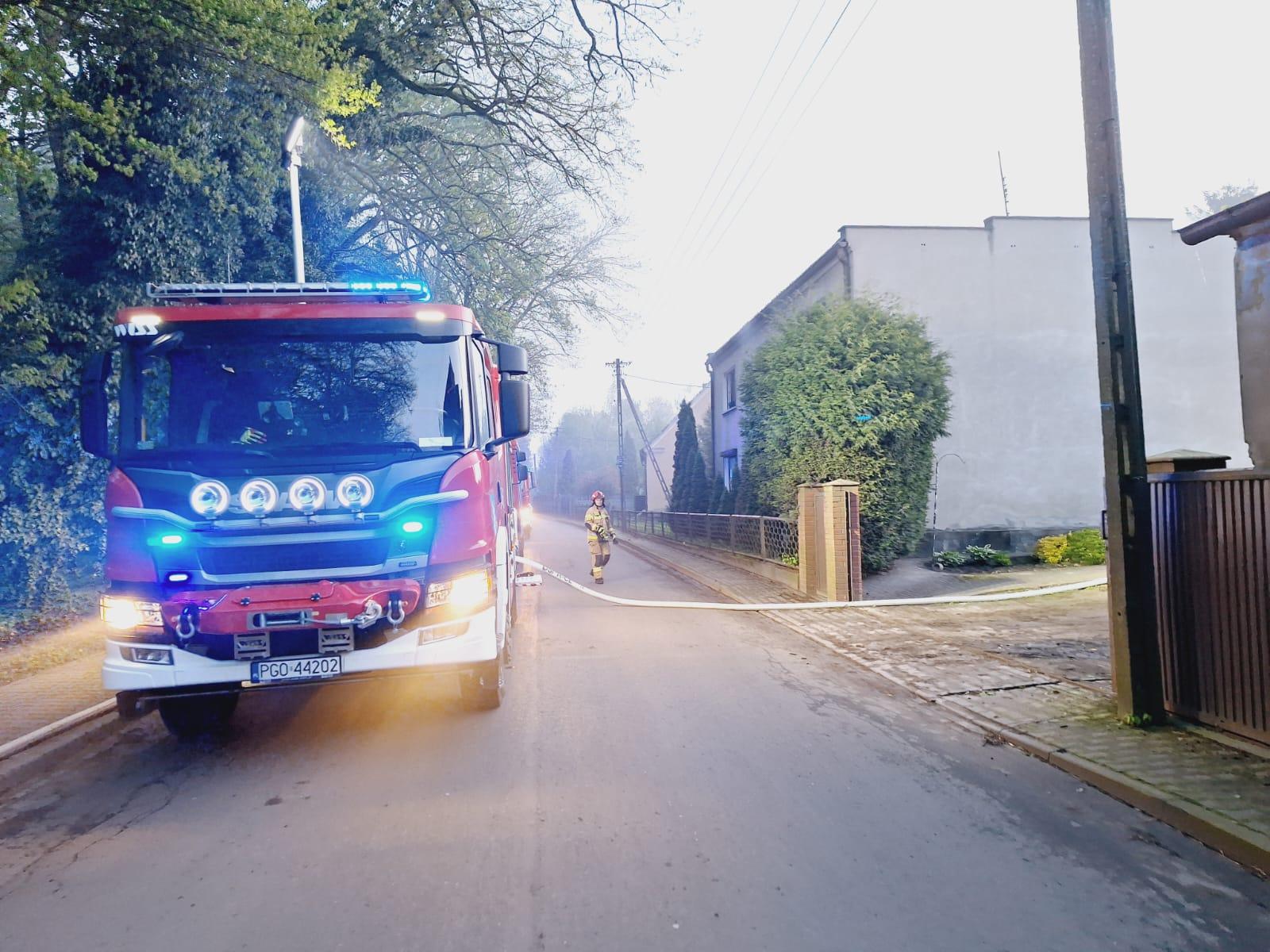 Tragiczny pożar w Nowym Strączu. Strażacy znaleźli nieprzytomnego 46-latka