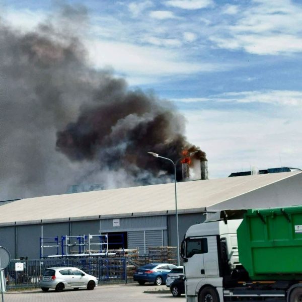 Pożar hali produkcyjnej w Złotoryi. Ewakuowano 119 osób