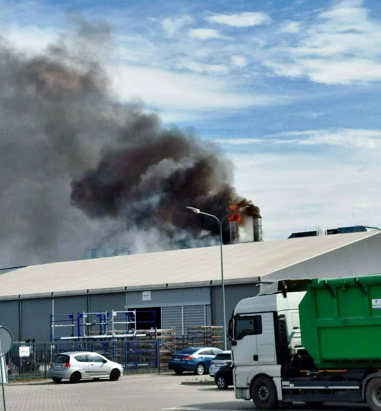 Pożar hali produkcyjnej w Złotoryi. Ewakuowano 119 osób