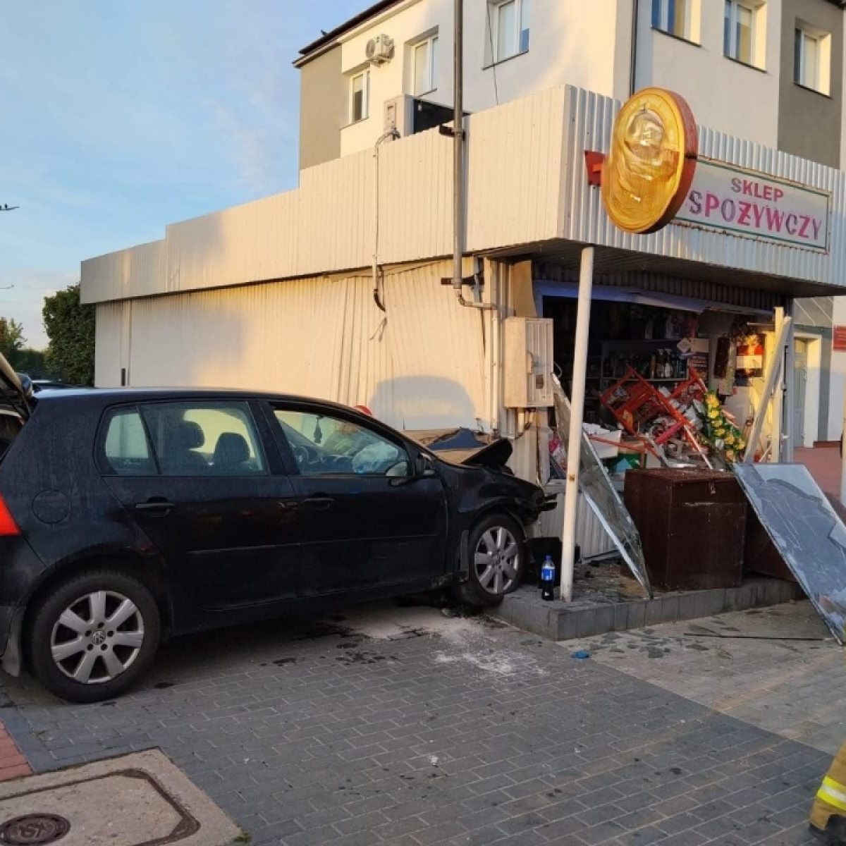 Osobówka wjechała w budynek - pasażerka z poważnymi obrażeniami