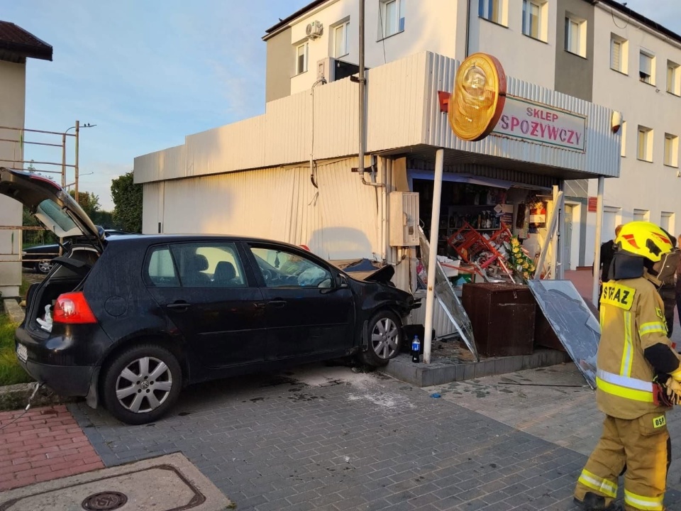 Osobówka wjechała w budynek - pasażerka z poważnymi obrażeniami