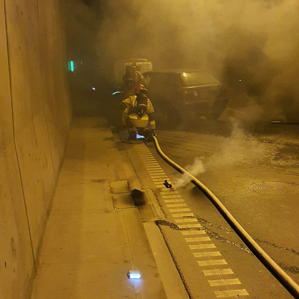 Pożar na Zakopiance. Auto stanęło w ogniu w tunelu. Akcja strażaków i utrudnienia