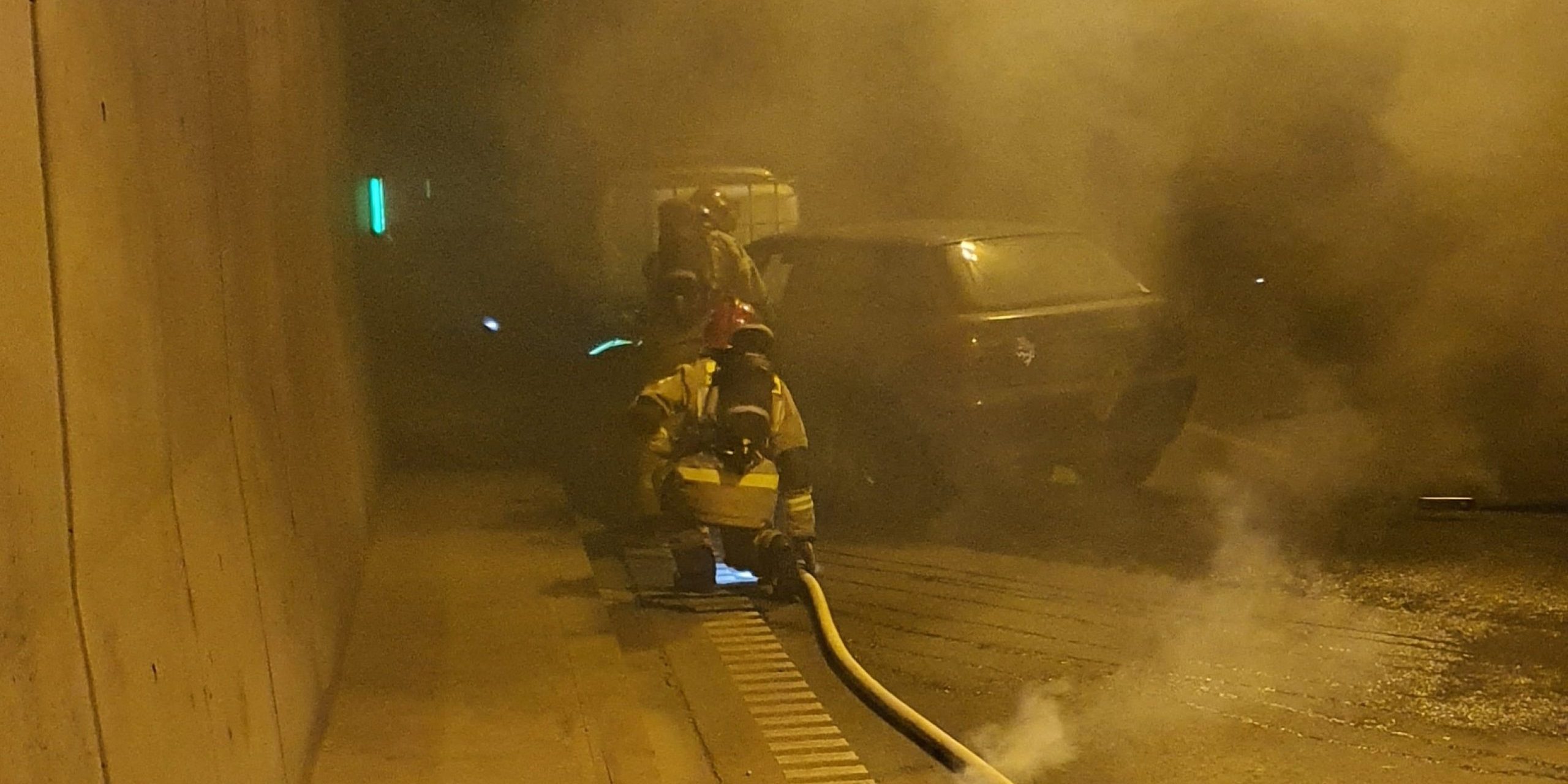 Pożar na Zakopiance. Auto stanęło w ogniu w tunelu. Akcja strażaków i utrudnienia