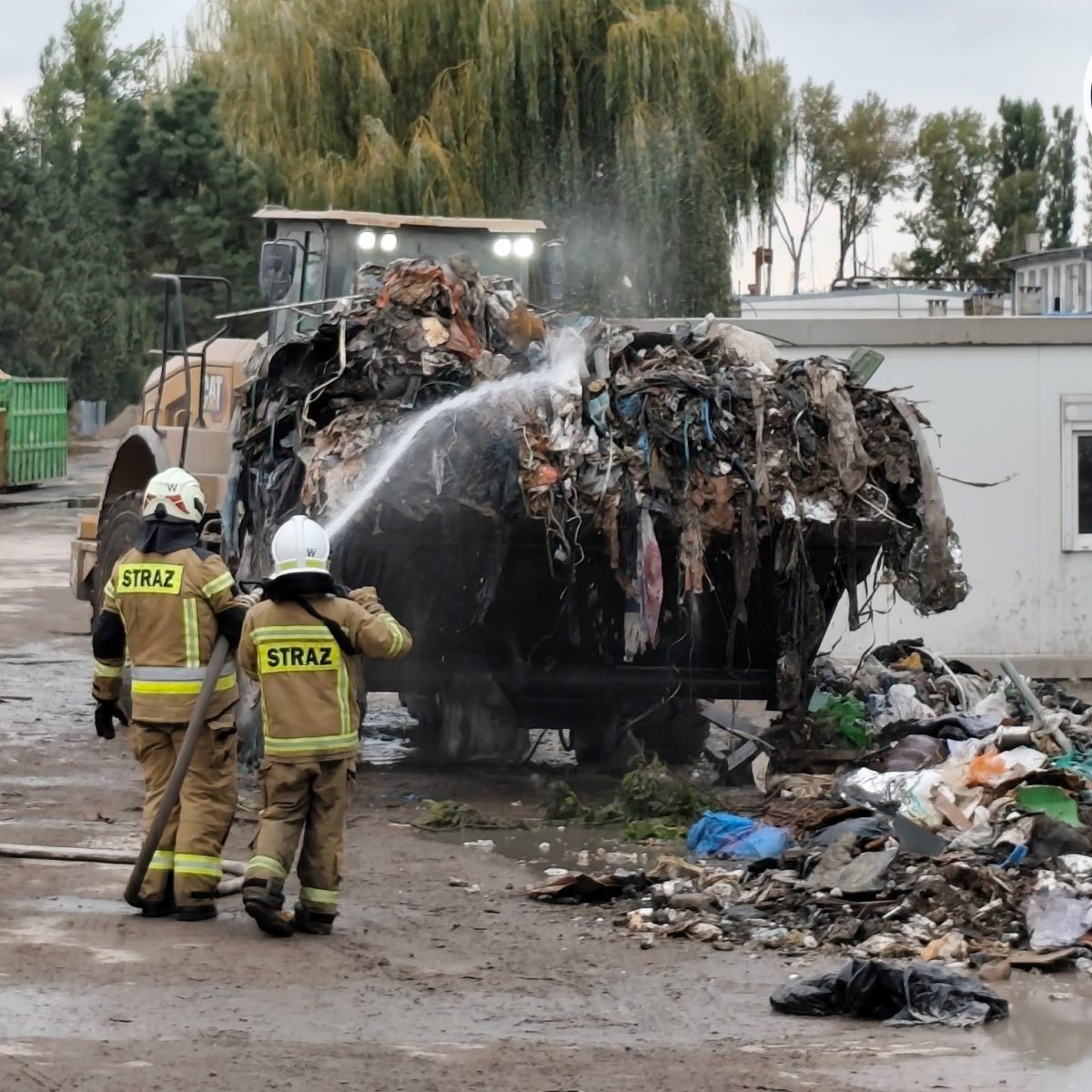 Pożar hali w Warszawie. 10 zastępów straży i grupa chemiczna w akcji
