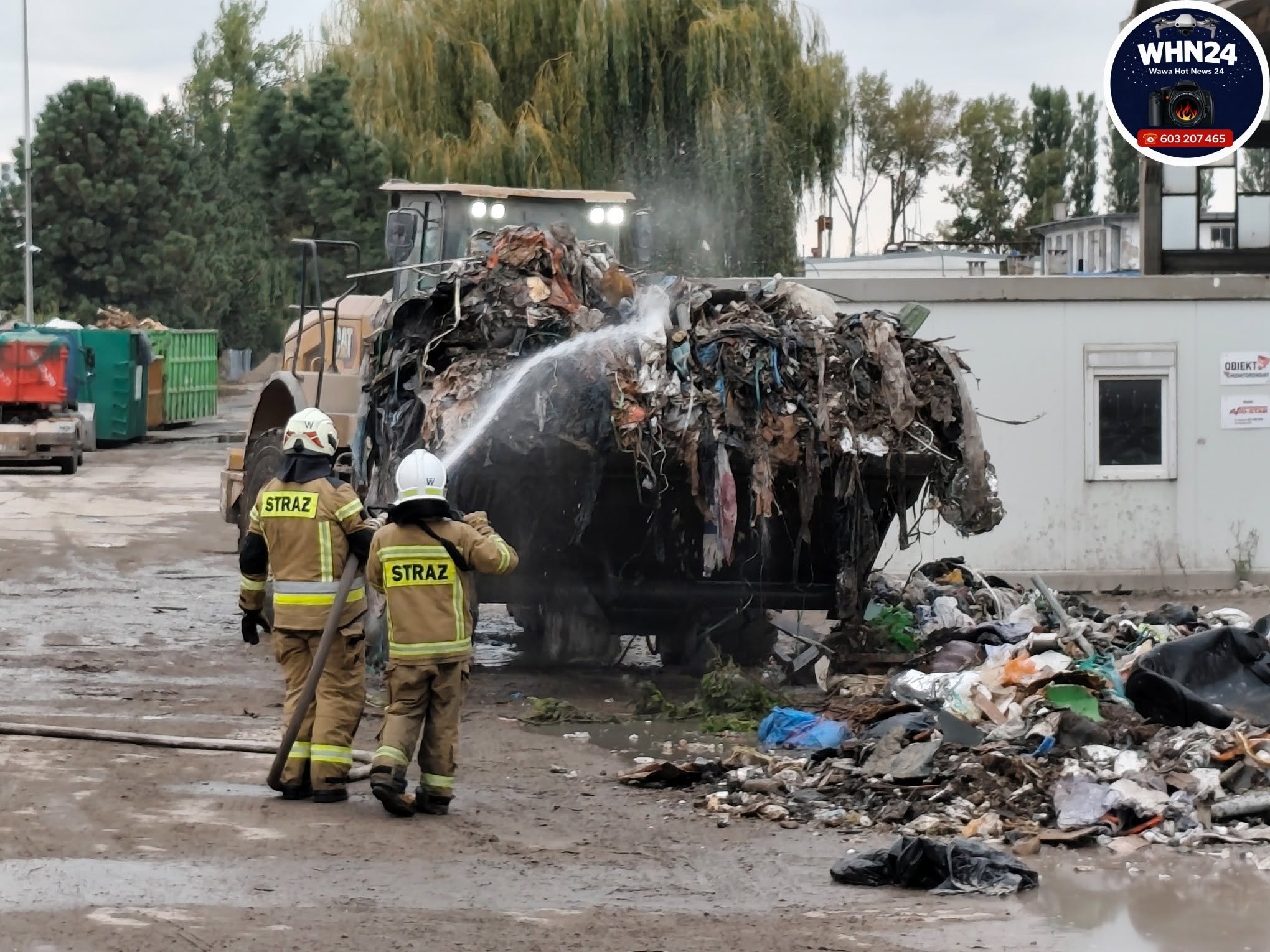Pożar hali w Warszawie. 10 zastępów straży i grupa chemiczna w akcji