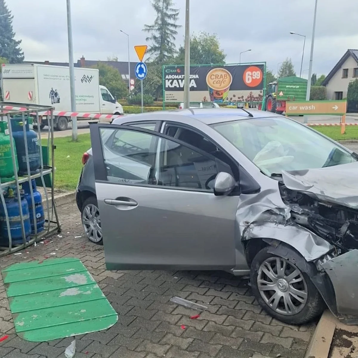 Auto uderzyło w butle z gazem