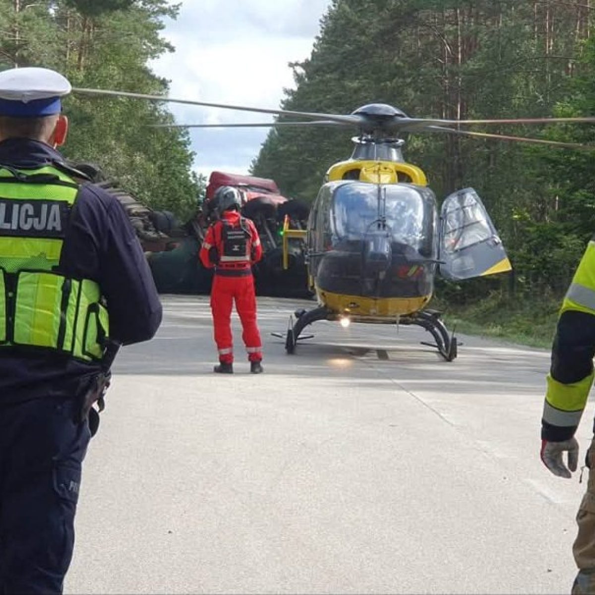 Ciężarówki przygniotły auto osobowe. Nie żyją dwie osoby.