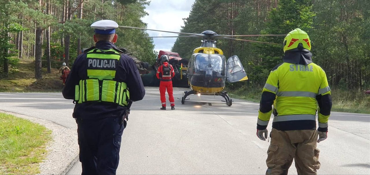 Ciężarówki przygniotły auto osobowe. Nie żyją dwie osoby.