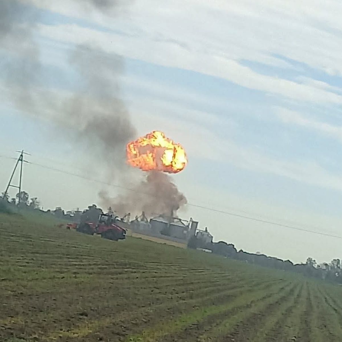 Uszkodzonych zostało 10 z 12 zbiorników z gazem, a dwie osoby zostały ranne. Na miejscu 16 zastępów PSP i OSP.