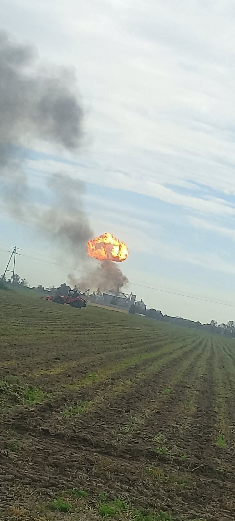 Uszkodzonych zostało 10 z 12 zbiorników z gazem, a dwie osoby zostały ranne. Na miejscu 16 zastępów PSP i OSP.