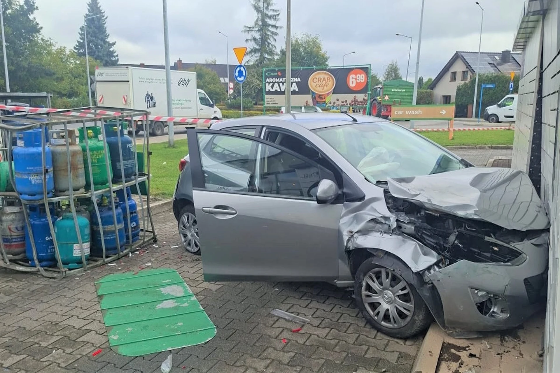 Auto uderzyło w butle z gazem