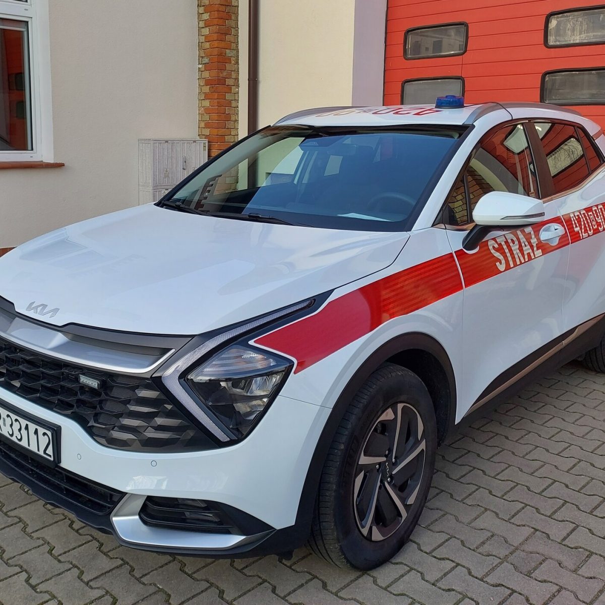 PSP kupuje nowe samochody operacyjne. W przetargach pojawiły się SUV-y 4x4, napęd plug-in hybrid oraz w pełni elektryczny samochód AWD.