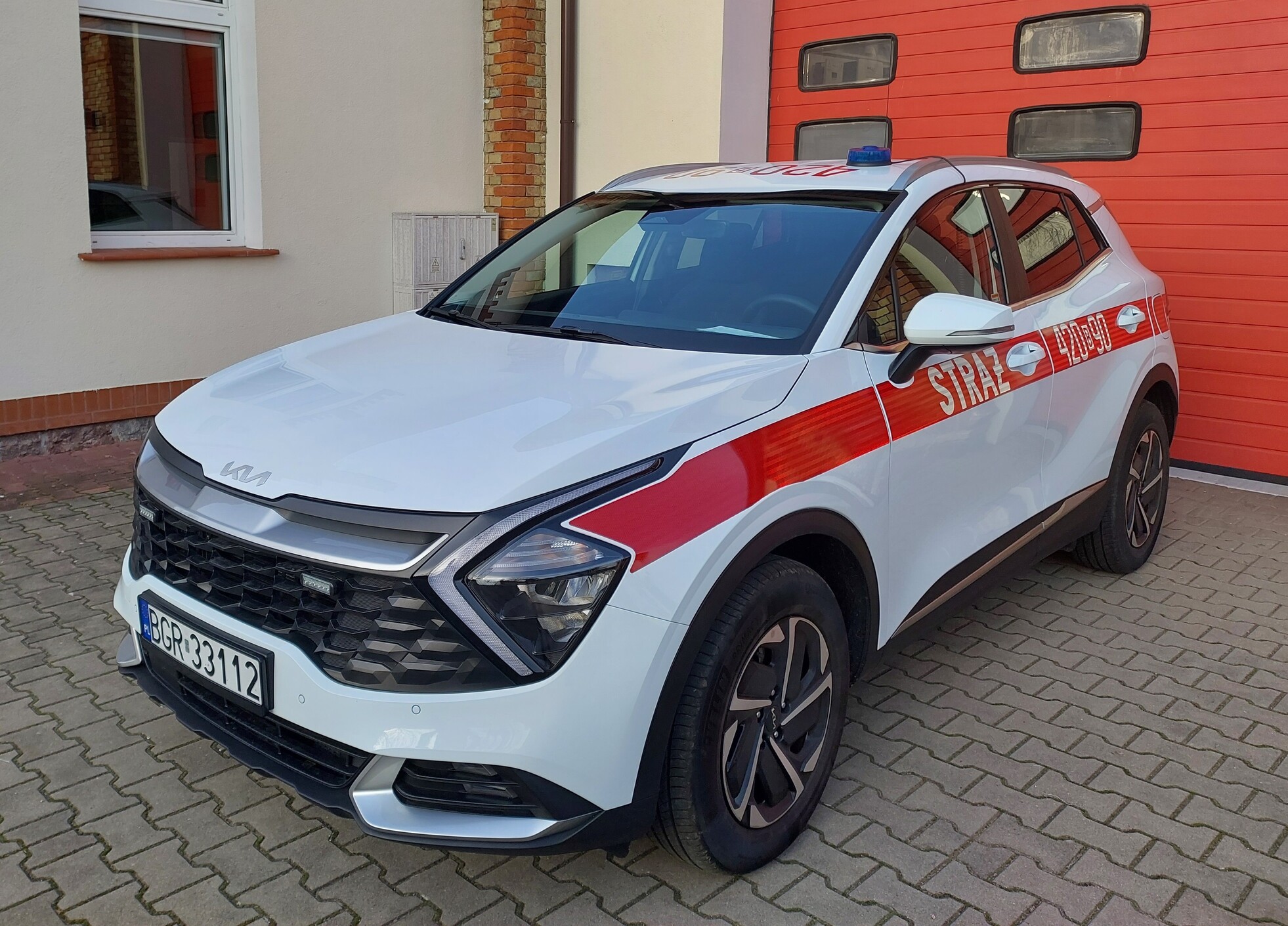 PSP kupuje nowe samochody operacyjne. W przetargach pojawiły się SUV-y 4×4, napęd plug-in hybrid oraz w pełni elektryczny samochód AWD.