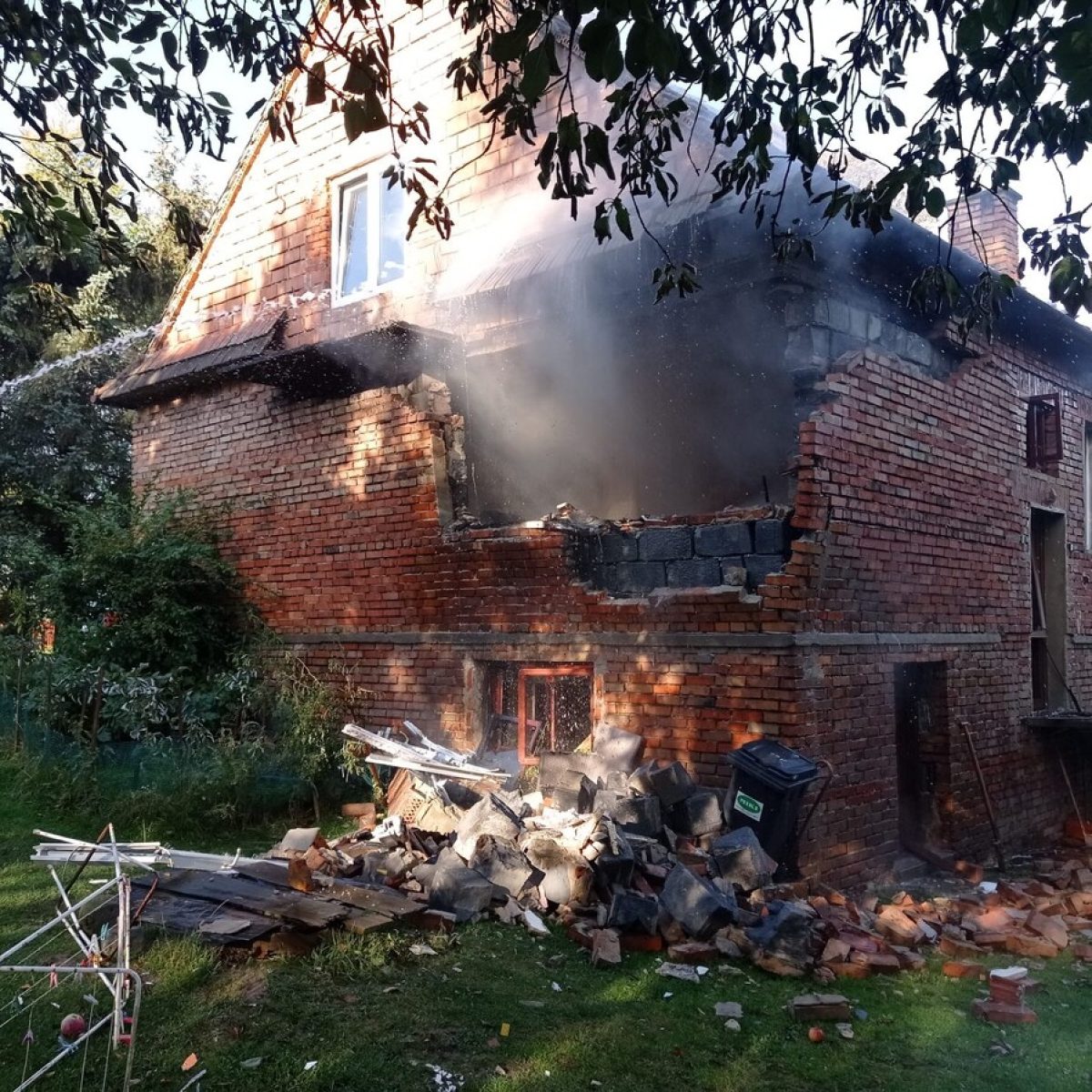 Wybuch gazu w domu. Poszkodowana zabrana śmigłowcem LPR do szpitala