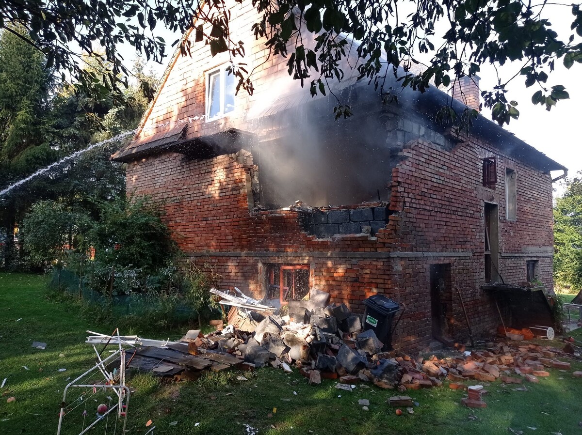 Wybuch gazu w domu. Poszkodowana zabrana śmigłowcem LPR do szpitala