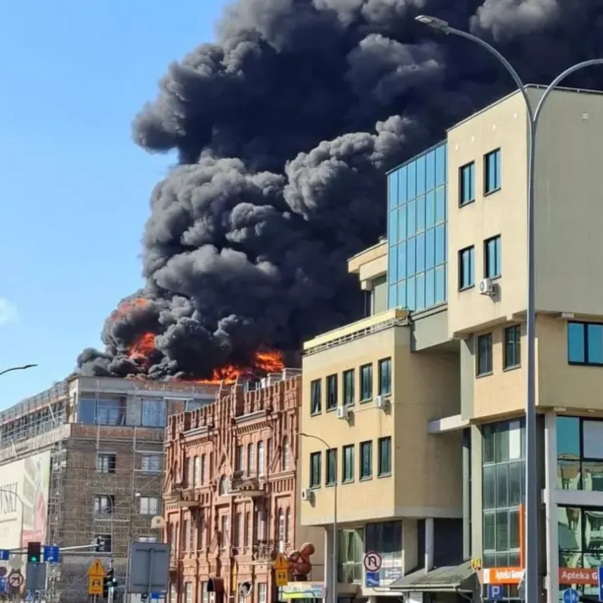 Pożar w centrum miasta. 12 zastępów straży pożarnej walczyło z ogniem w Białymstoku