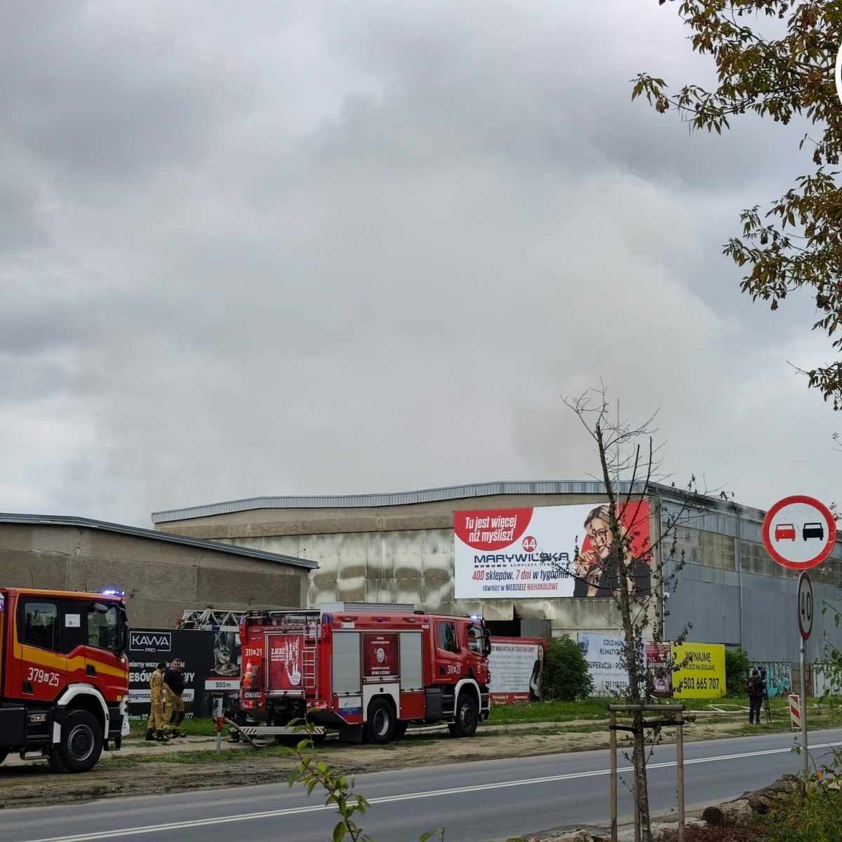 Pożar hali w Warszawie. 10 zastępów straży i grupa chemiczna w akcji