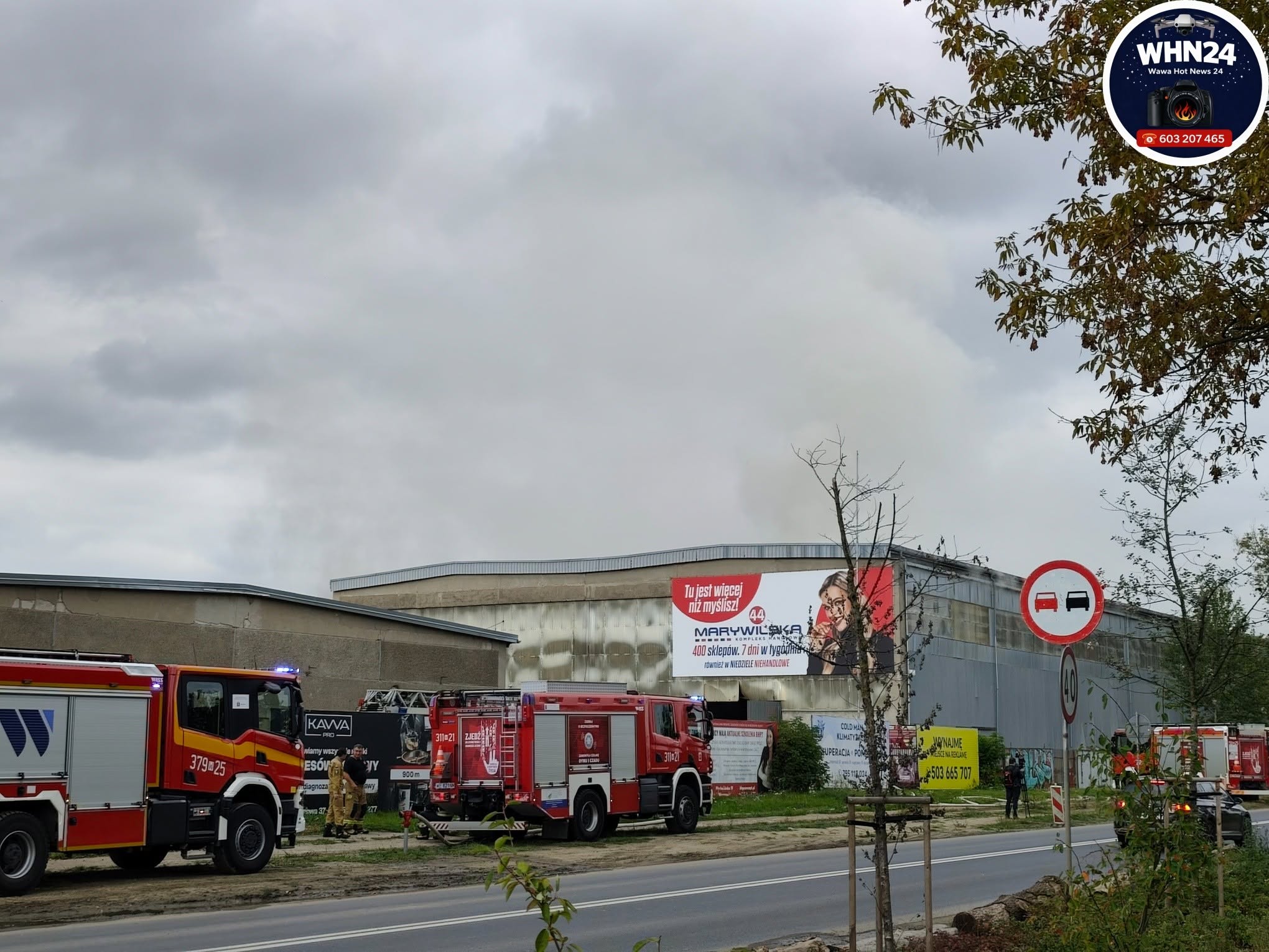 Pożar hali w Warszawie. 10 zastępów straży i grupa chemiczna w akcji
