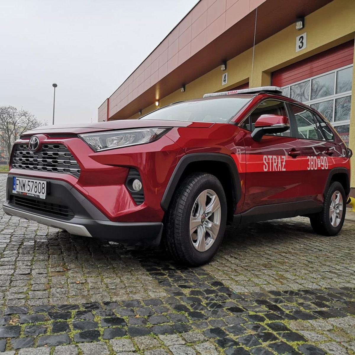 Hybryda, 4x4 i elektryk w trzech przetargach