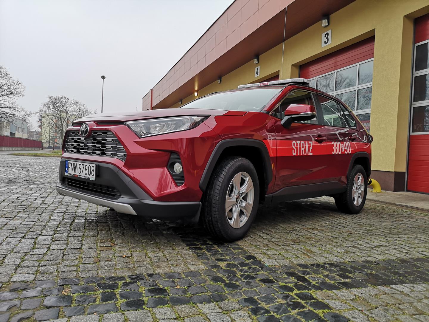 Hybryda, 4×4 i elektryk w trzech przetargach