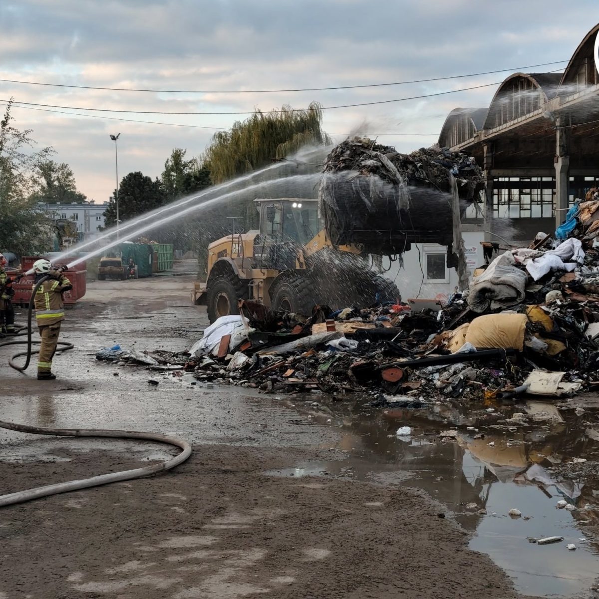 Ogień rozwinął się wewnątrz dużej hali magazynowej o wymiarach około 135 na 35 metrów.
