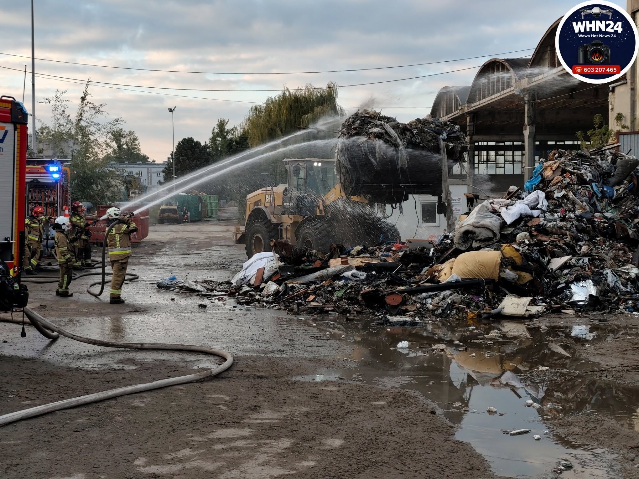 Ogień rozwinął się wewnątrz dużej hali magazynowej o wymiarach około 135 na 35 metrów.