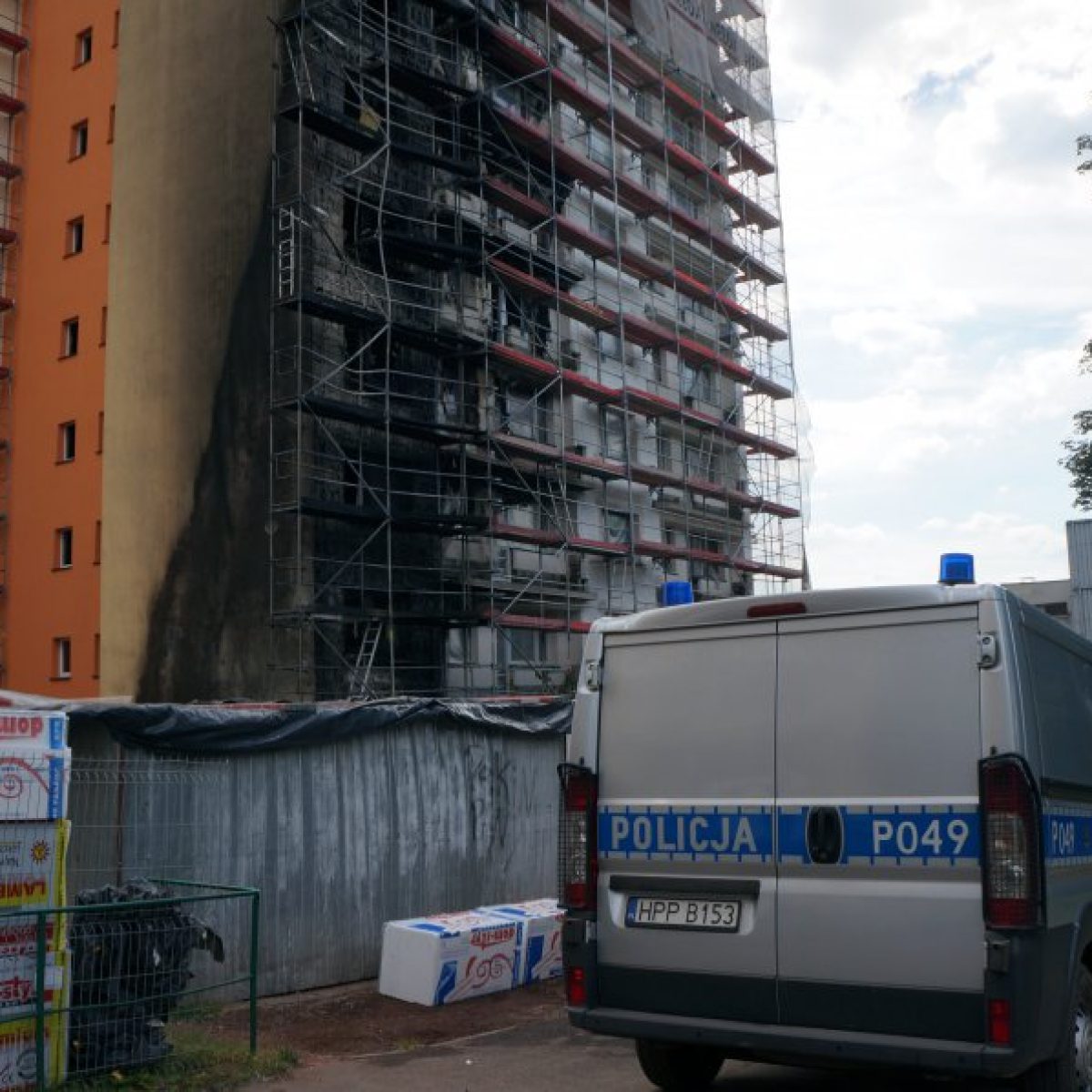 Pożar bloku przy ul. Broniewskiego. Ogień błyskawicznie objął elewację, dwie osoby poszkodowane