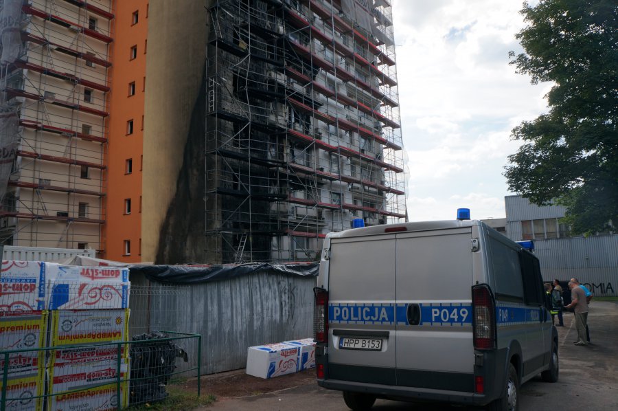 Pożar bloku przy ul. Broniewskiego. Ogień błyskawicznie objął elewację, dwie osoby poszkodowane