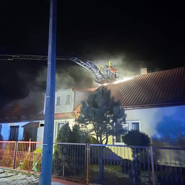 Nocny pożar szeregówek w Woli Mieleckiej. 8 zastępów straży w akcji