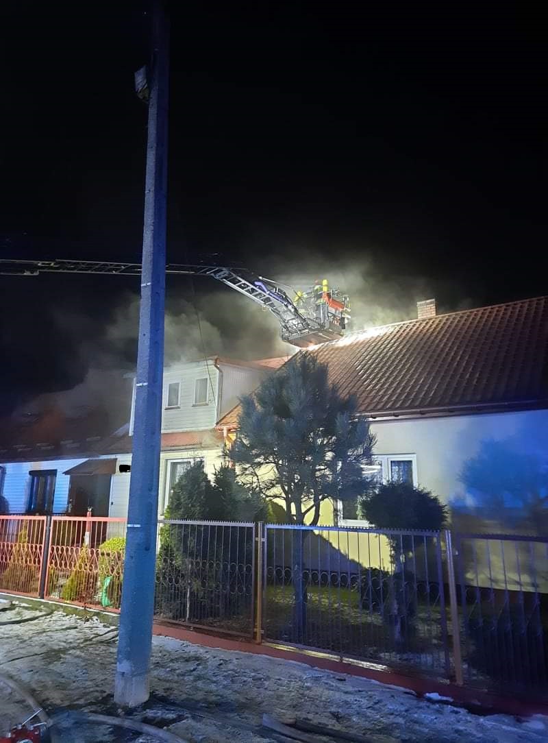 Nocny pożar szeregówek w Woli Mieleckiej. 8 zastępów straży w akcji