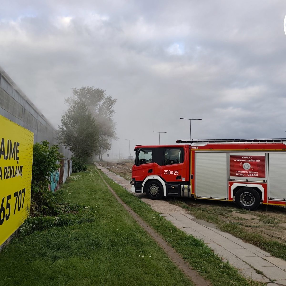 Na miejsce skierowano 10 zastępów Państwowej Straży Pożarnej.