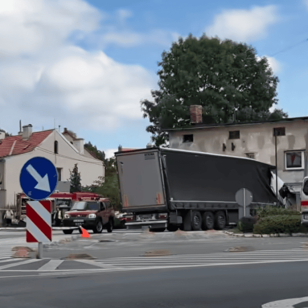 Na miejscu są służby ratunkowe, lądował śmigłowiec LPR, a do działań kierowane są specjalistyczne grupy ratownicze z Wałbrzycha i Bolesławca