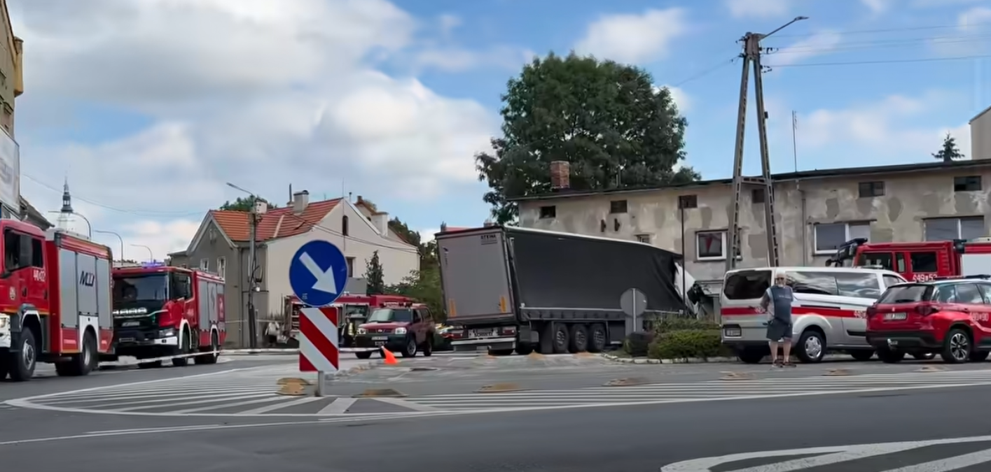 Na miejscu są służby ratunkowe, lądował śmigłowiec LPR, a do działań kierowane są specjalistyczne grupy ratownicze z Wałbrzycha i Bolesławca