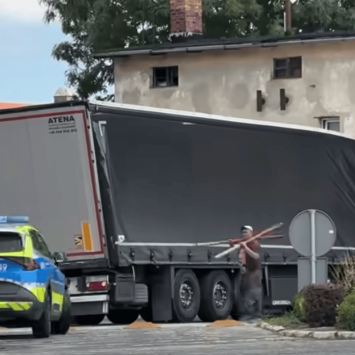Tir wjechał w dom w Jaworze. Kierowca uwięziony w częściowo zawalonym budynku