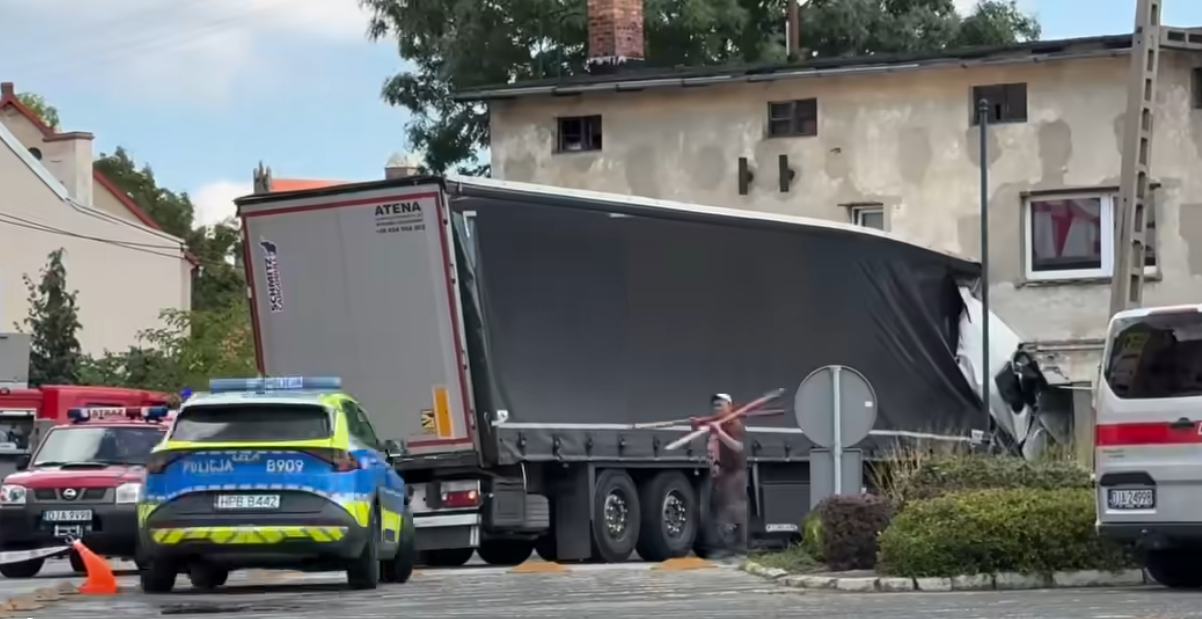 Tir wjechał w dom w Jaworze. Kierowca uwięziony w częściowo zawalonym budynku