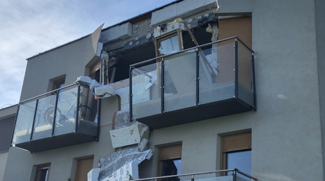 Blok został poważnie uszkodzony. Na miejscu nadzór budowlany
