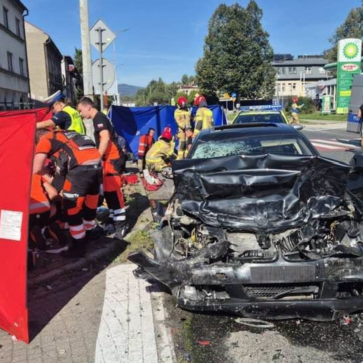 Wypadek w Żywcu. Zderzyły się trzy auta i potrącono pieszych. Jedna osoba była reanimowana