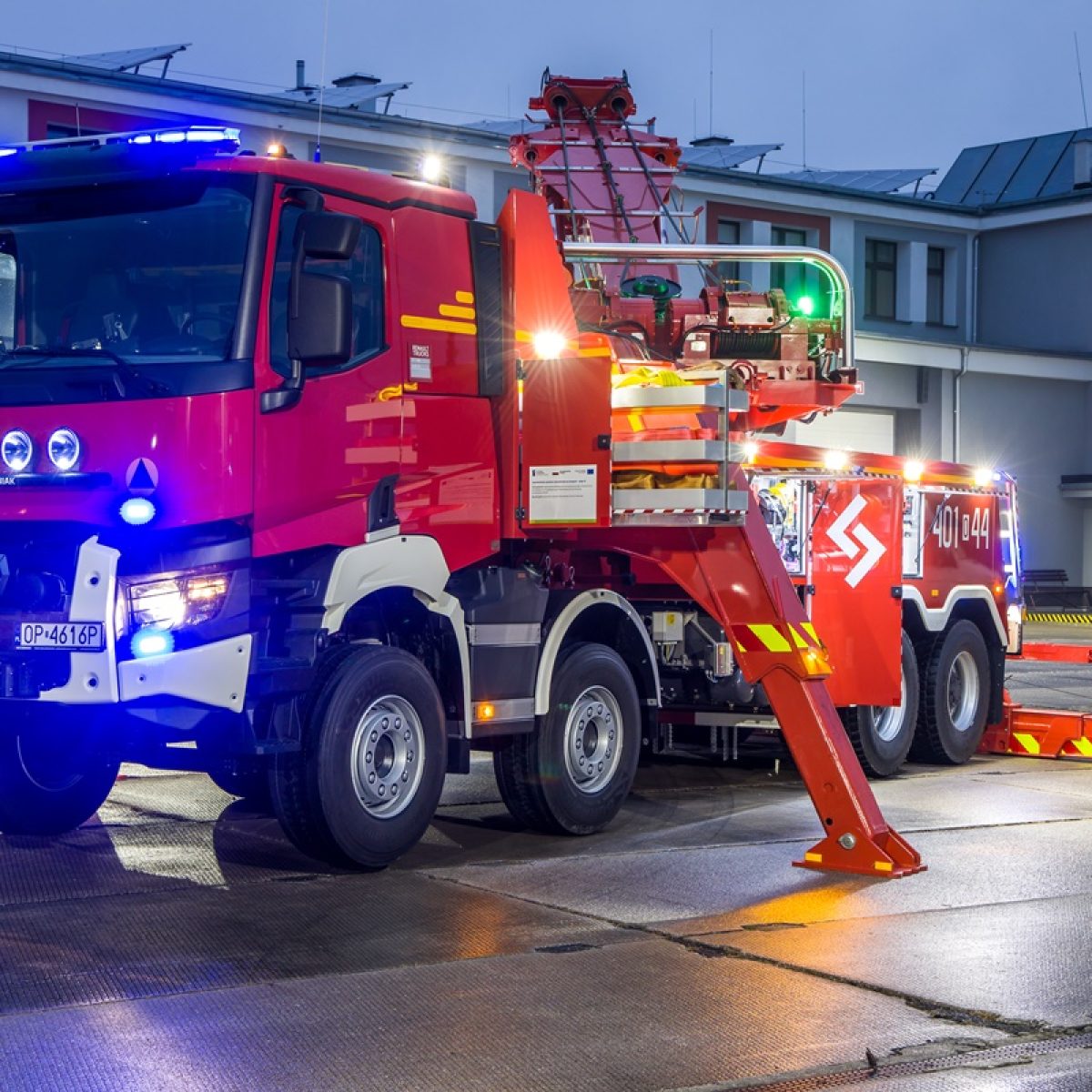 Nowe rotatory dla strażaków. Potężne pojazdy z udźwigiem do 50 ton