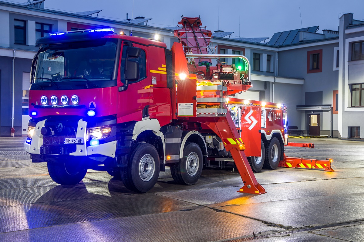 Nowe rotatory dla strażaków. Potężne pojazdy z udźwigiem do 50 ton