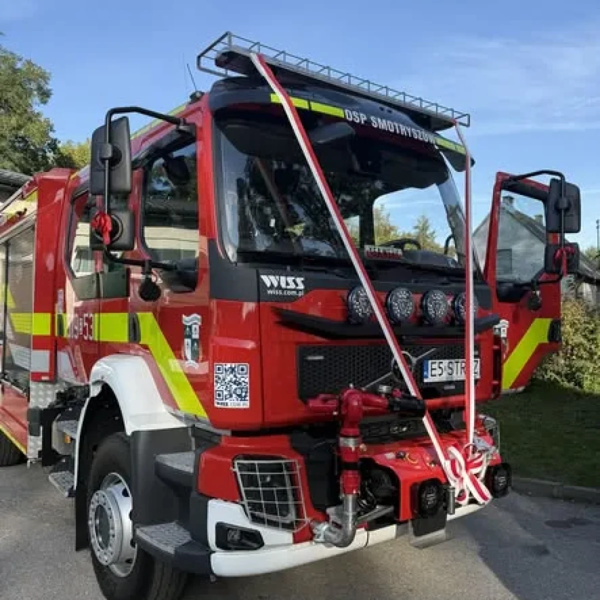 Nowe GBA w OSP Smotryszów. Druhowie otrzymali Volvo FL 280 4x4 z 3000-litrowym zbiornikiem wody, autopompą i nowoczesnym wyposażeniem.