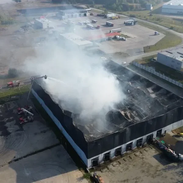 Potężny pożar hali w Słubicach. Ponad 100 strażaków w akcji