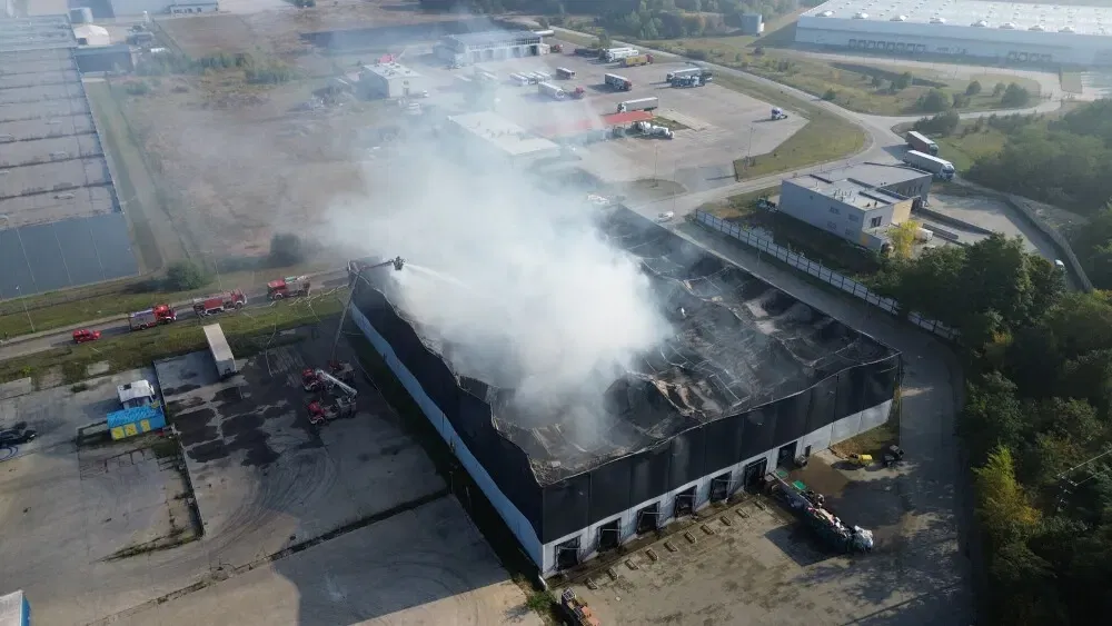 Potężny pożar hali w Słubicach. Ponad 100 strażaków w akcji