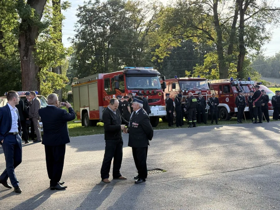 Nowe GBA w OSP Smotryszów. Druhowie otrzymali Volvo FL 280 4×4 z 3000-litrowym zbiornikiem wody, autopompą i nowoczesnym wyposażeniem.