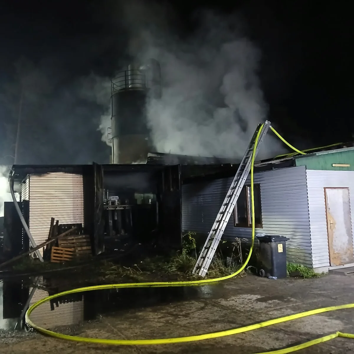 Pożar stolarni w Skotnikach. Ogień strawił budynek i linię do produkcji peletu